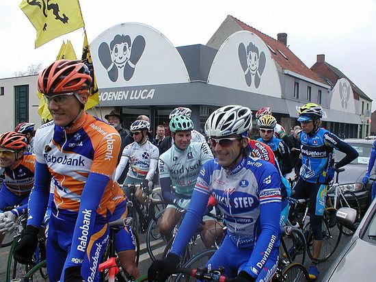 Driedaagse West-Vlaanderen - 7 maart 2004<br />2e etappe: Omloop der Vlaamse Ardennen - Ichtegem<br />Servais en Roy Sentjens vlak voor de start<br />Foto: Marc Stragier
