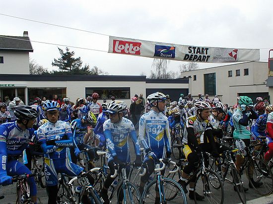 Driedaagse West-Vlaanderen - 7 maart 2004<br />2e etappe: Omloop der Vlaamse Ardennen - Ichtegem<br />De start in Ichtegem  <br />Foto: Marc Stragier