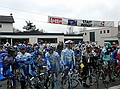 Driedaagse West-Vlaanderen - 7 maart 2004<br />2e etappe: Omloop der Vlaamse Ardennen - Ichtegem<br />De start in Ichtegem  <br />Foto: Marc Stragier