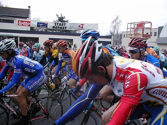 Driedaagse West-Vlaanderen - 7 maart 2004<br />2e etappe: Omloop der Vlaamse Ardennen - Ichtegem<br />Ze zijn vertrokken voor de laatste etappe<br />Foto: Marc Stragier