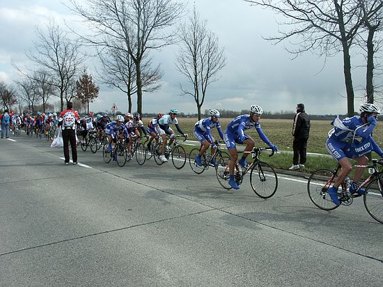 Dwars door Vlaanderen<br />24 maart 2004<br />de bevoorrading<br />Foto: Kim Craeninckx
