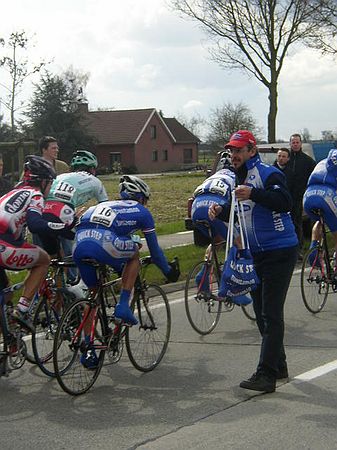 Dwars door Vlaanderen<br />24 maart 2004<br />Servais tijdens de bevoorrading<br />Foto: Dries Verhauwaert (www.johanmuseeuw.com)