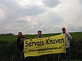 Dwars door Vlaanderen<br />24 maart 2004<br />Kim, Evert en Dries met het spandoek op de Eikenberg<br />Foto: Willy de Moor