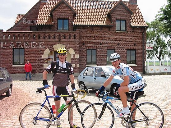 13 juni 2004<br />Evert met Guillaume voor het caf Carrefoure de l'Arbre