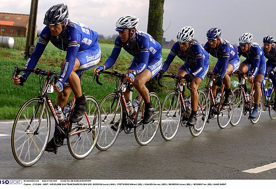 Gent - Wevelgem<br />7 april 2004<br />BODROGI Laszlo, CRETSKENS Wilfried, KNAVEN Servais, MUSEEUW Johan, BOONEN Tom<br />Foto: Tim de Waele - ISO SPORT