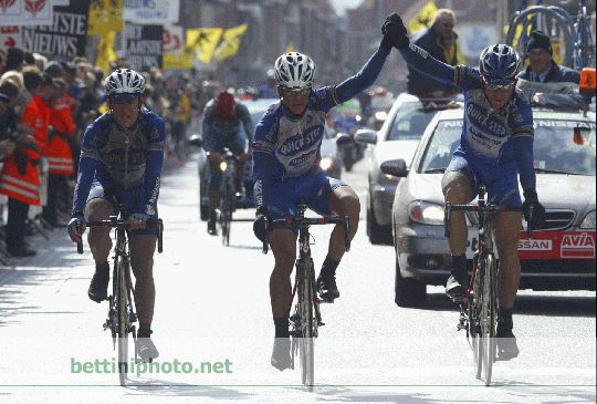 Gent - Wevelgem<br />7 april 2004<br />Nick, Servais en Johan bij de finish<br />Foto: Bettini