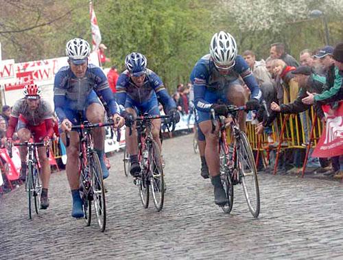 Gent - Wevelgem<br />7 april 2004<br />Servais, Tom en Johan tijdens de beklimming van de Kemmelberg<br />Foto: Sirotti