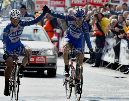 Gent - Wevelgem<br />7 april 2004<br />Servais en Johan bij de finish<br />Foto: Cor Vos