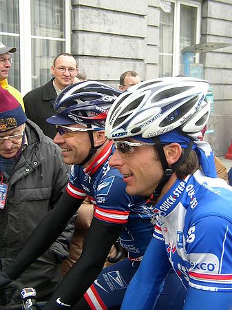 Gent - Wevelgem<br />7 april 2004<br />Servais en Max voor de start in Deinze<br />Foto: Dries Verhauwaert (johanmuseeuw.com)