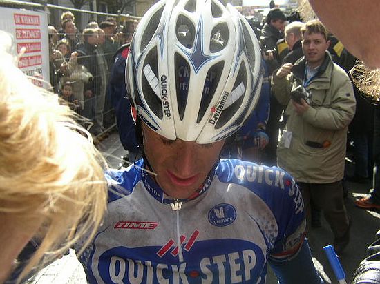 Gent - Wevelgem<br />7 april 2004<br />Na afloop geeft Servais interviews aan de geschreven pers<br />Foto: Dries Verhauwaert (johanmuseeuw.com)