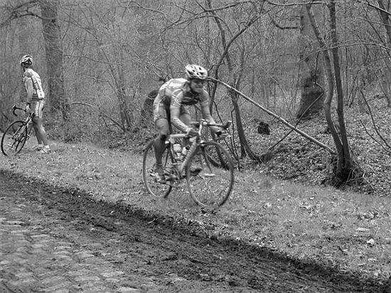 Parijs - Roubaix<br />11 april 2004<br />Servais met pech in het bos van Wallers <br /><br />FOTO: Michel Wortman