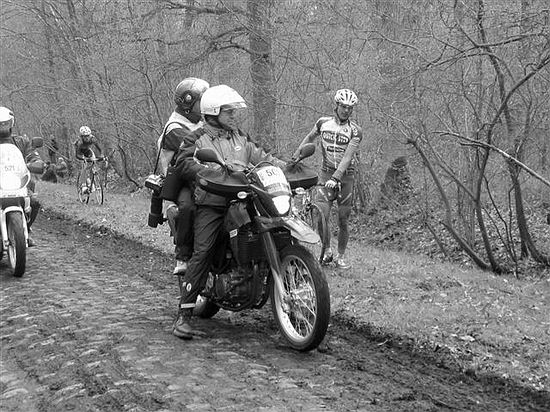 Parijs - Roubaix<br />11 april 2004<br />Servais met pech in het bos van Wallers <br /><br />FOTO: Michel Wortman