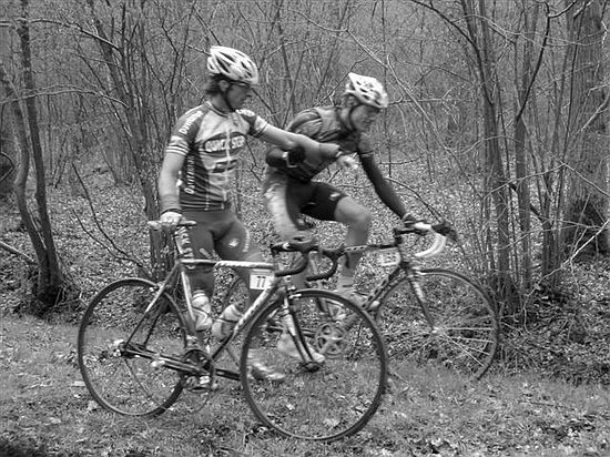 Parijs - Roubaix<br />11 april 2004<br />Servais met pech in het bos van Wallers <br /><br />FOTO: Michel Wortman