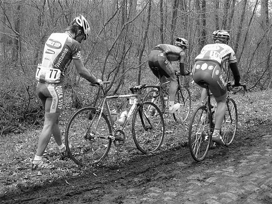 Parijs - Roubaix<br />11 april 2004<br />Servais met pech in het bos van Wallers <br /><br />FOTO: Michel Wortman