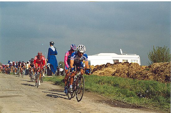 PARIJS - ROUBAIX<br />11 april 2004<br /><br />Servais op kasseistrook nummer 8<br /><br />FOTO: Daan Vermeulen