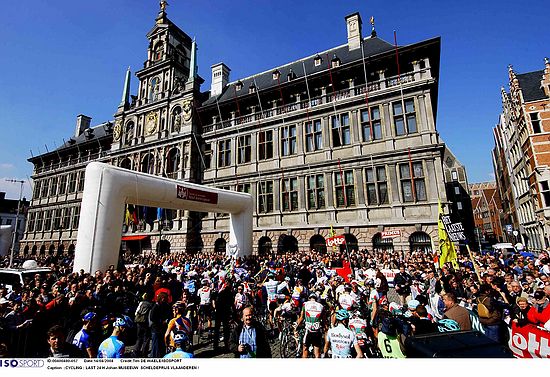 SCHELDEPRIJS<br />14 april 2004<br /><br />De Grote Markt van Antwerpen<br /><br />FOTO: Tim de Waele - ISO SPORT