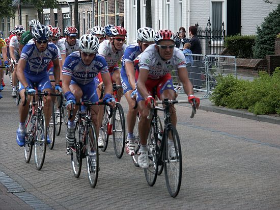 Ster Elektrotoer 2004<br />5e etappe Sittard - Schijndel<br /><br />Servais in het peloton tijdens de plaatselijke rondjes in Schijndel