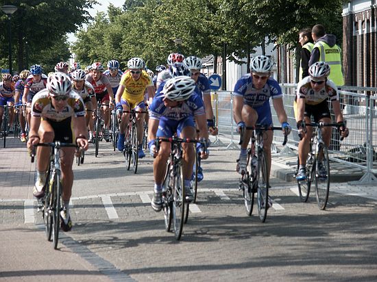 Ster Elektrotoer 2004<br />5e etappe Sittard - Schijndel<br /><br />Servais in het peloton tijdens de plaatselijke rondjes in Schijndel