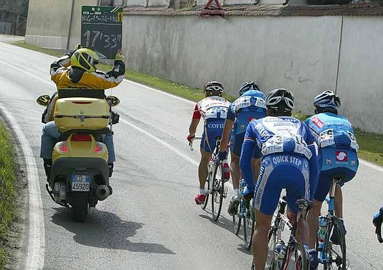 Tirreno-Adriatico: 10/16 maart 2004<br />5e etappe: Paglieta-Torricella Sicura (215 km)<br />Servais in actie in het peloton<br />foto: Marketa Navratilova/Cor Vos 2004
