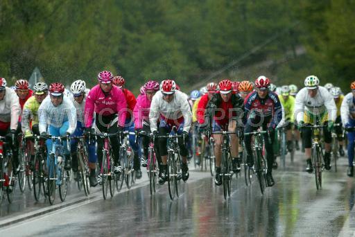 Tirreno-Adriatico: 10/16 maart 2004<br />2e etappe: Latina - Maddaloni (164 km) <br />Een beetje koud tijdens de 2e etappe in de Tirreno <br />foto: Marketa Navratilova/Cor Vos 2004