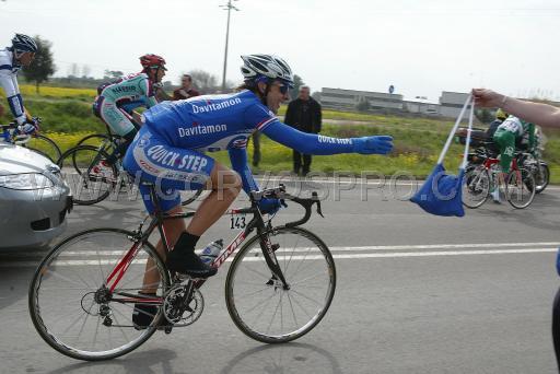 Tirreno-Adriatico: 10/16 maart 2004<br />1e etappe: Sabaudia - Sabaudia (172 km)<br />Servais tijdens de bevoorrading<br />foto Marketa Navratilova/Cor Vos 2004