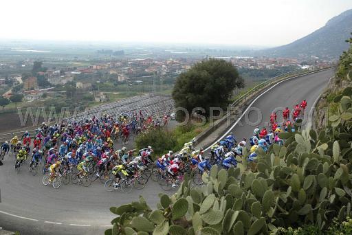 Tirreno-Adriatico: 10/16 maart 2004<br />1e etappe: Sabaudia - Sabaudia (172 km)<br />foto Marketa Navratilova/Cor Vos 2004