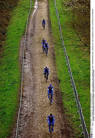 Verkenning parcours Parijs - Roubaix<br />9 april 2004<br />Foto: Tim de Waele - ISO SPORT <br /><br />FORET D'ARENBERG