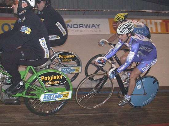 Derny Kerstprijs <br />22 december 2004<br />Velodrome Amsterdam<br /><br />Servais achter de derny met Michael Zijlaard als gangmaker.<br /><br />Foto: Marcel Koch