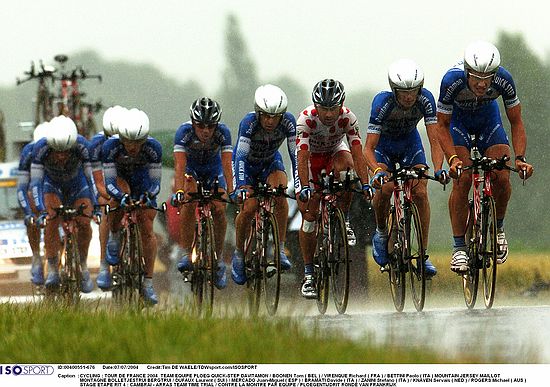 CYCLING : TOUR DE FRANCE 2004 TEAM EQUIPE PLOEG QUICK-STEP DAVITAMON / BOONEN Tom ( BEL ) / VIRENQUE Richard ( FRA ) / BETTINI Paolo ( ITA ) MOUNTAIN JERSEY MAILLOT MONTAGNE BOLLETJESTRUI BERGTRUI / DUFAUX Laurent ( SUI ) / MERCADO Juan-Miguel ( ESP ) / BRAMATI Davide ( ITA ) / ZANINI Stefano ( ITA ) / KNAVEN Servais ( NED ) / ROGERS Michael ( AUS )STAGE ETAPE RIT 4 : CAMBRAI - ARRASTEAM TIME TRIAL / CONTRE LA MONTRE PAR EQUIPE / PLOEGENTIJDRITRONDE VAN FRANKRIJK