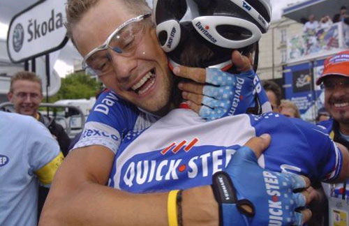 Tour de France - 10 juli 2004<br />6e etappe Bonneval - Angers <br />Servais feliciteert Tom met zijn eerste Touretappe