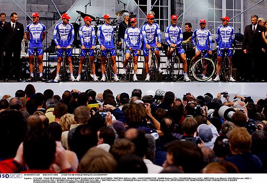 Tour de France<br />2 juli 2004, Luik<br />Ploegenvoorstelling<br /><br />Foto: Tim DE WAELE - ISOSPORT