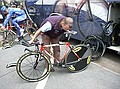 Tour de France<br />3 juli 2004<br />De Proloog - Luik<br /><br />Kurt maakt de tijdritfiets van Servais klaar