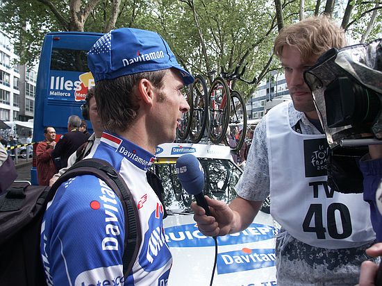 Tour de France<br />3 juli 2004<br />De Proloog - Luik<br /><br />Eerst is Jeroen Koster van de NOS aan de beurt voor het NOS Tourjournaal