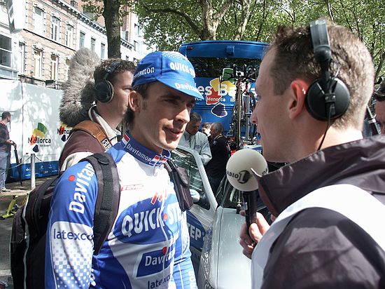 Tour de France<br />3 juli 2004<br />De Proloog - Luik<br /><br />Daarna is het de beurt aan Sebastiaan Timmerman van NOS Radio Tour de France.  En weer mag Servais zijn verhaal doen.