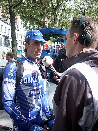 Tour de France<br />3 juli 2004<br />De Proloog - Luik<br /><br />Daarna is het de beurt aan Sebastiaan Timmerman van NOS Radio Tour de France.  En weer mag Servais zijn verhaal doen.