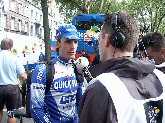 Tour de France<br />3 juli 2004<br />De Proloog - Luik<br /><br />Daarna is het de beurt aan Sebastiaan Timmerman van NOS Radio Tour de France.  En weer mag Servais zijn verhaal doen.