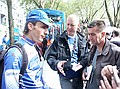 Tour de France<br />3 juli 2004<br />De Proloog - Luik<br /><br />O ja, de jongens van de schrijvende pers willen ook nog wat weten.  En daar gaat Servais weer ....