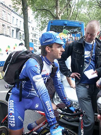 Tour de France<br />3 juli 2004<br />De Proloog - Luik<br /><br />O ja, de jongens van de schrijvende pers willen ook nog wat weten.  En daar gaat Servais weer ....