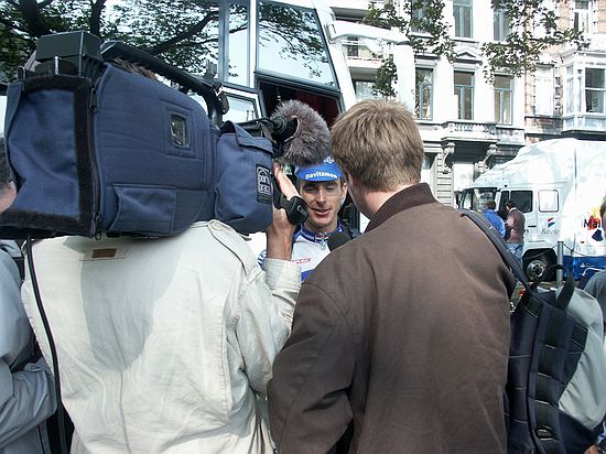 Tour de France<br />3 juli 2004<br />De Proloog - Luik<br /><br />Op de valreep melden ook de jongens van RTL zich nog .  Tja, Servais doet nog maar eens zijn verhaal.
