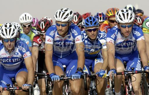 Ronde van Qatar<br />maandag 31 januari 2005<br />1e etappe: Al Khor Corniche - Doha Hyatt Plaza<br />Servais, Tom en Wilfried<br /><br />FOTO: CORVOS