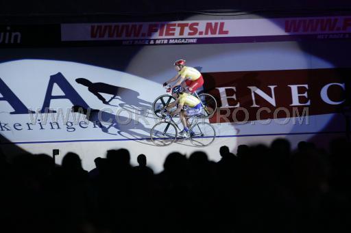 Zesdaagse van Rotterdam<br />vrijdag 7 januari 2004<br />Servais Knaven en Andreas Beikirch tijdens de voorstelling van de renners <br /><br />FOTO:  foto Cor Vos 2005