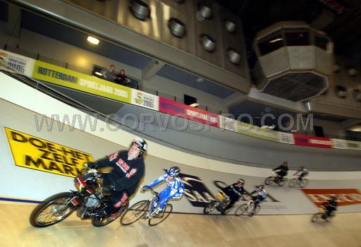 dinsdag 4 januari 2004<br />Servais traint op de wielerbaan achter de derny van Joop Zijlaard<br /><br />FOTO: COR VOS
