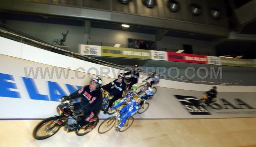 dinsdag 4 januari 2004<br />Servais traint op de wielerbaan achter de derny van Joop Zijlaard<br /><br />FOTO: COR VOS