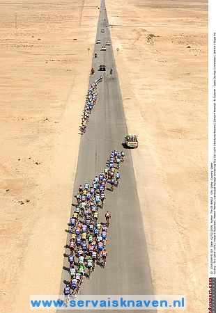 Cycling : Tour Qatar 2006 / Stage 4Illustratie / Peleton Peloton / Landscape Paysage Landschap Sky Ciel Lucht / Bordures Waaiers / Dessert Woestijn Al Zubarah - Qatar Olympic Committee ( 144 km )Etape Rit