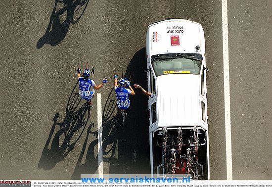 Cycling : Tour Qatar 2006 / Stage 4BOONEN Tom ( Bel ) Yellow Jersey / DE JONGH Steven ( Ned ) / CRETSKENS Wilfried ( Bel ) / ZABEL Erik ( Ger ) / O'GRADY Stuart ( Aus ) / GUIDI Fabrizio ( Ita ) / Illustratie / Ravitaillement Bevoorading / CRETSKENS Wilfried ( Bel ) KNAVEN Servais ( Ned ) / Team Quick-Step Innergetic / Shadow Hombre Schaduw / Coca-ColaAl Zubarah - Qatar Olympic Committee ( 144 km )Etape Rit