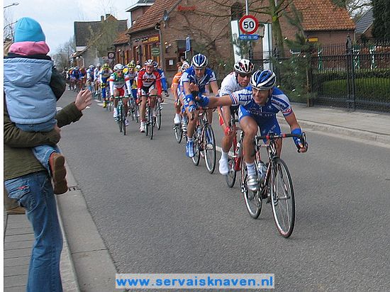 Scheldeprijs Vlaanderen<br />12 april 2006<br />Servais groet Natascha en Mirre bij de doorkomst in Meerle<br /><br />Foto: Evert de Moor