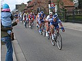 Scheldeprijs Vlaanderen<br />12 april 2006<br />Servais groet Natascha en Mirre bij de doorkomst in Meerle<br /><br />Foto: Evert de Moor