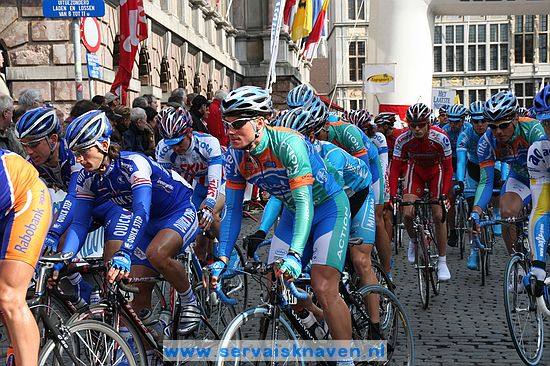 Scheldeprijs Vlaanderen<br />12 april 2006<br /><br />En daar gaan ze ...